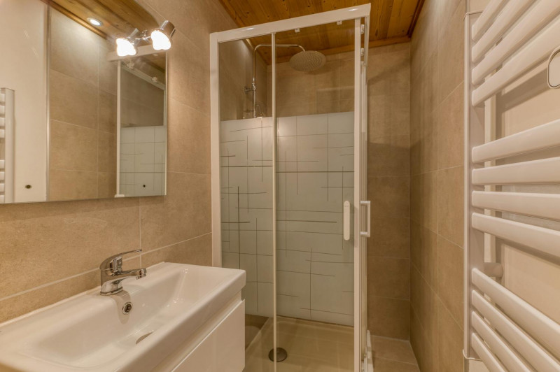 aaoeuldsonr2yli7dwjat4vwgx59xgmcr6li3rrz49s-3000x-1346