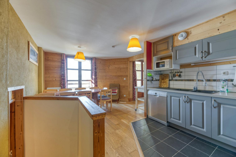 qaqbmzteeruziur92opy14lbfbxpyyl9jz3r-raz-a-3000x-1169